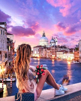 Девушка на вечерней прогулке в Венеции