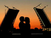 Поцелуй на фоне моста Санкт-Петербурга