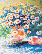 Чай и огромный букет ромашек с васильками