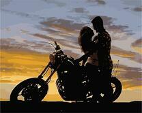 Поцелуй у мотоцикла на закате